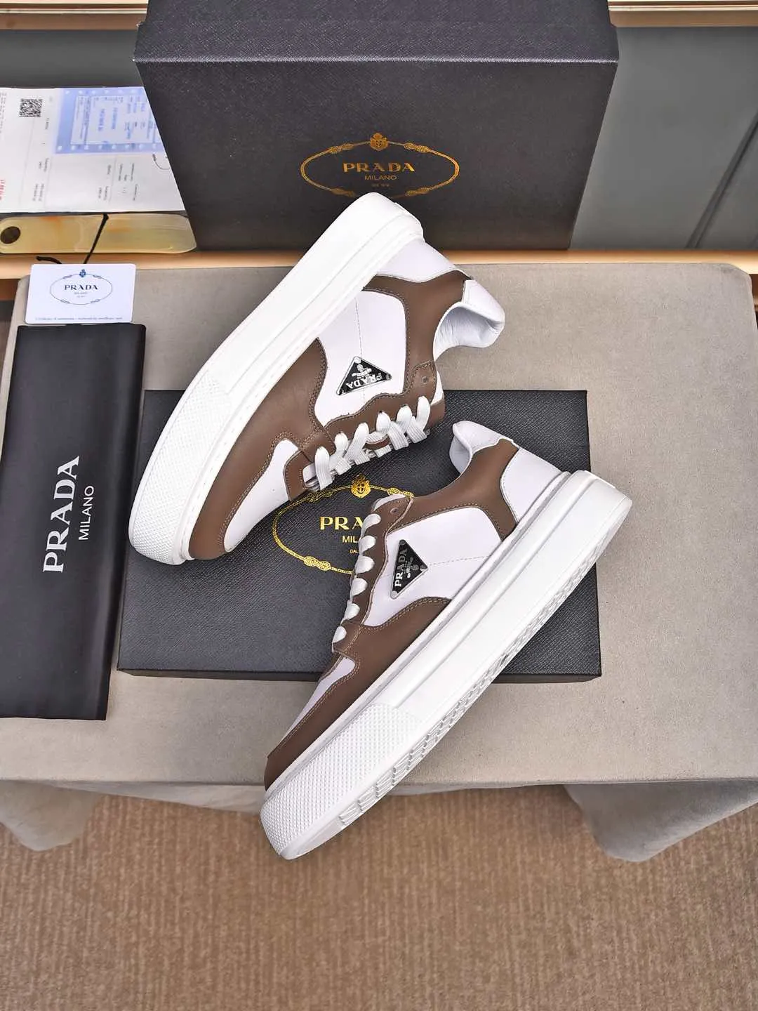 Men's shoes 💰500 Prada/Prada Men's new casual shoes, this upper is made of imported calfskin. The outside is decorated with the P family's classic metal triangle enamel logo, with cowhide lining and cowhide for the foot pads. The outsole is made of non-slip sports exclusive rubber outsole with logo, which feels good on the feet. It is a fashionable and fashionable item!  Size: 38-44 (45 customized)